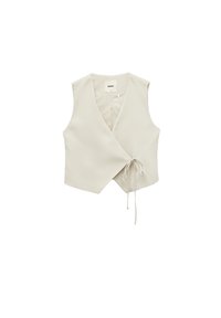 Beige wrap-toppia, jossa on V-pääntie, hihaton muotoilu, solmittava vyötärö ja sileä, kevyt kangas.