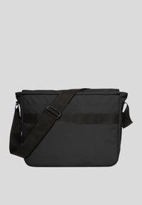 Sac à messager noir de forme rectangulaire, fabriqué en tissu durable, doté d'une sangle réglable épaisse et de sangles horizontales sur le devant.