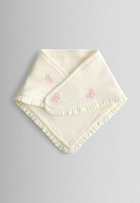 Béžová bavlnená bandana s ružovými vyšitými mašľami a volánikovými okrajmi, trojuholníkového tvaru a hladkej textúry.