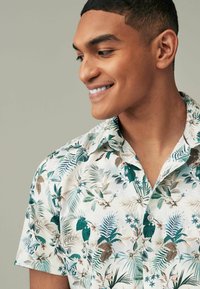 Next PRINTED SHORT SLEEVE - REGULAR FIT - Marškiniai - neutral brown hawaiian