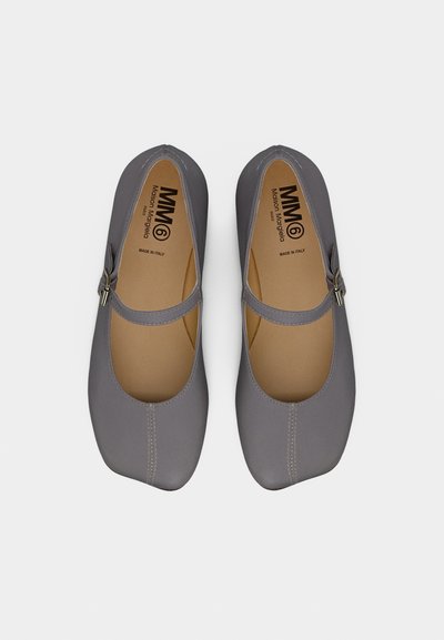 Ζευγάρι γκρι παπούτσια Mary Jane με τετράγωνα δάχτυλα και ιμάντες με αγκράφες, μπεζ εσωτερικά πέλματα με την ετικέτα "MM6 Maison Margiela Made in Italy" σε λευκό φόντο.