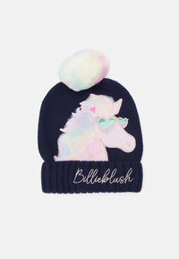 Sötétkék kötött sapka, amelyen egy puha pasztell színű pom-pom található. Az elején hímzett egyszarvú látható szív alakú szemüveggel és "Billieblush" felirattal.