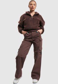 Karl Kani METAL SIGNATURE TEDDY TROYER - Vesta od flisa - brown
