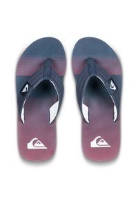 Marineblå og rød gradientflip-flops med strukturert såle, tekstilremmer og hvit logo. Lett design for fritidsbruk.