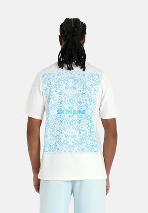 Witte katoenen T-shirt met een lichtblauw paisleypatroon op de achterkant, voorzien van de tekst "SIXTH JUNE" in vet blauw, korte mouwen, en een relaxte pasvorm.
