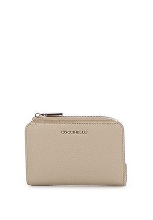 Portafoglio beige in pelle con cerniera, superficie testurizzata e logo metallico del marchio "COCCINELLE" sul davanti.