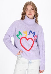 Lavendelfarbener Strickpullover mit hohem Kragen, verziert mit buntem, filzartigem Text und Herzdesign. Der Text enthält "My Mo" in Rot, Grün, Blau und Gelb.