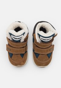 Bruna mocka ankelskor med blå textilaccenter, som har en fleecefoder och två kardborreband. Rund tådesign med en gummisula.