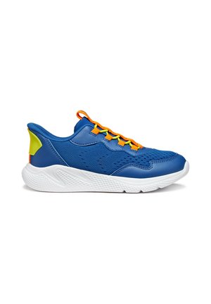 Botte de sport bleue avec une tige en maille, présentant des lacets et des accents orange, un contrefort de talon vert et une semelle en caoutchouc blanc texturé.