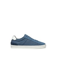 Sneakers in tela blu con suola in gomma, caratterizzati da un tallone bianco, punta rotonda e lacci. Texture liscia con design minimalista.