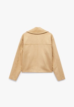Beige faux-suède jack met een kraag, cropped ontwerp, lange mouwen en een gladde textuur; heeft een horizontale naad over de rug.
