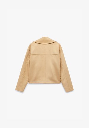 Beżowa kurtka z sztucznego zamszu z kołnierzem, skróconym krojem, długimi rękawami i gładką fakturą; posiada poziomą szew na plecach.