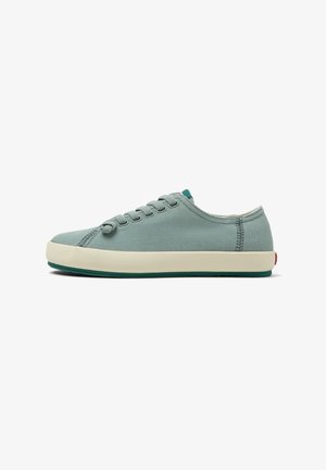 Sneaker in tela verde chiaro con punta rotonda, suola in gomma crema e sei fori per i lacci. Design minimalista con accenti a contrasto in menta.
