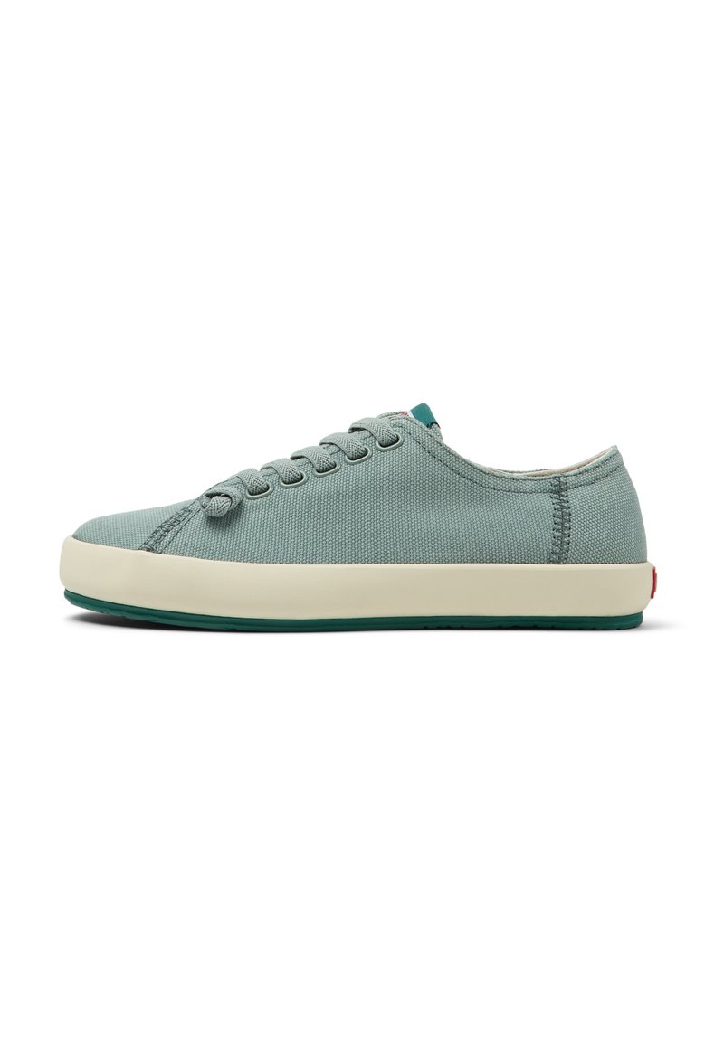 Sneaker in tela verde chiaro con punta rotonda, suola in gomma crema e sei fori per i lacci. Design minimalista con accenti a contrasto in menta.