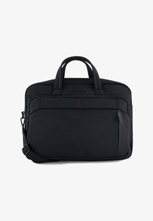 Czarna materiałowa torba na laptopa z podwójnymi uchwytami, przednią kieszenią na zamek oraz regulowanym paskiem na ramię na białym tle.