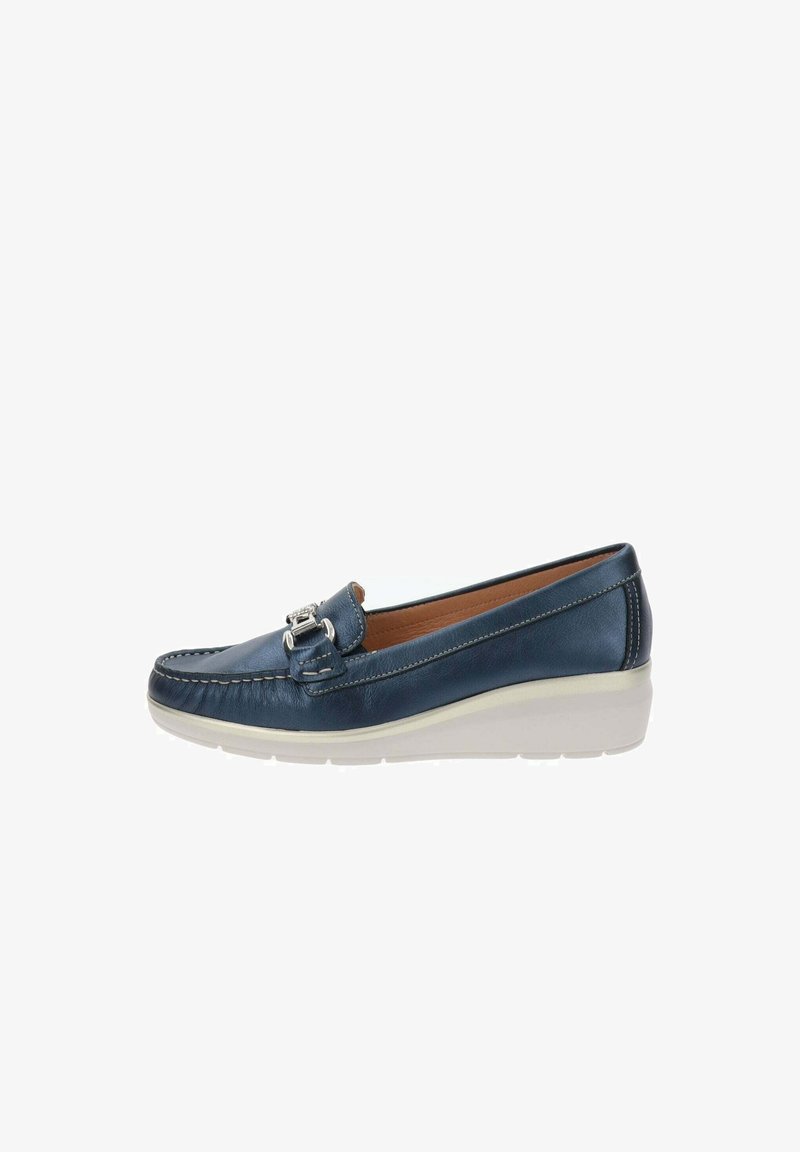 Mocasín de cuero azul marino sin cordones con detalle de hebilla plateada y suela de cuña blanca, diseñado para uso casual o semiformal.