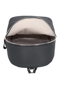 Svart, texturerad väska med en slät dragkedja och beige foder; har en öppen topp som avslöjar ett rymligt innerrum utan fack.