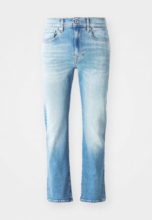 Vaqueros de mezclilla azul claro con un diseño de pierna recta, que presentan un lavado desgastado, cinco bolsillos y cierre de botón y cremallera estándar.