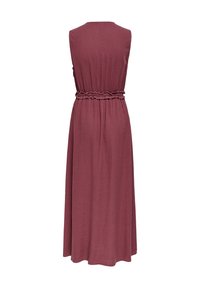 Robe sans manches, longueur cheville, couleur rose poudré avec taille froncée et dos simple, réalisée en tissu doux et fluide.