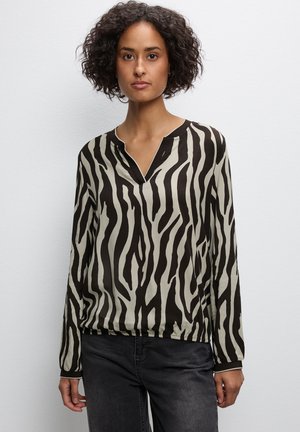 Langarmbluse mit tiefem V-Ausschnitt, mit einem beige und dunkelbraunen Zebra-Streifenmuster, aus glattem Stoff, mit elastischen Bündchen.