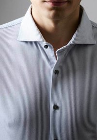 Hemd mit blau-weißen Streifen, Knopfleiste und schwarzen Knöpfen, aus einem glatten, strukturierten Stoff.