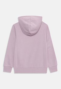 Sweat à capuche violet avec une texture douce, épaules tombantes et poignets et ourlet côtelés. Présente un design décontracté avec une couleur unie subtil.
