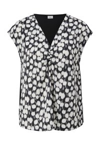 Zwart-wit blouse met een V-hals, korte mouwen, gerimpeld voorkant detail en een abstract gestippeld patroon op een lichte stof.