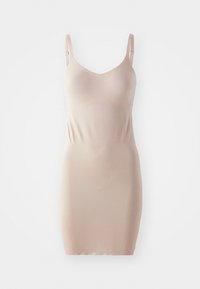 Nude kroppsholdende kjole med justerbare stropper, glatt tekstur, tettsittende design og subtile formeringsdetaljer rundt midjen og hoftene.