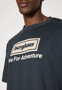 Berghaus CONCERT COLLECTION ADVENTURE TOUR TEE UNISEX - Tričko s potlačou - black
