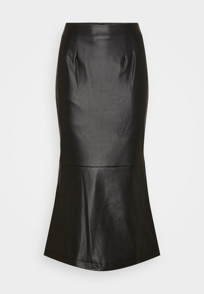 Saia de couro preto com cintura justa e barra godê. Textura suave com ligeiro brilho, apresentando pregas frontais para um detalhe adicional.