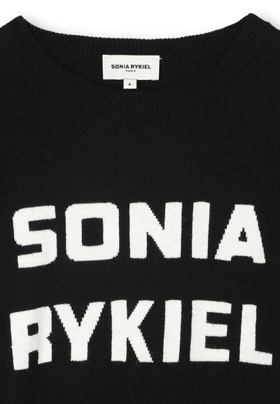 Pull en maille noir avec le texte audacieux "SONIA RYKIEL" en blanc sur la poitrine. Col rond et poignets côtelés pour plus de texture.
