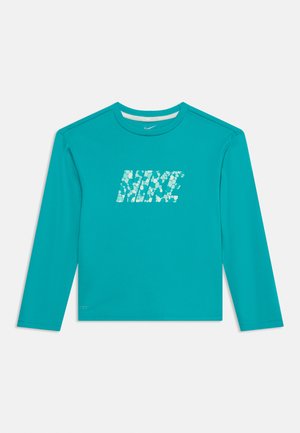 Turkusowa koszulka sportowa z długim rękawem, okrągłym dekoltem i wzorzystym logo "NIKE" w stylu mozaiki na piersi.