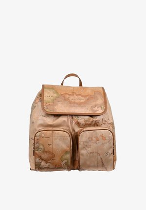 Zaino in pelle marrone chiaro con stampa della mappa del mondo, due tasche frontali con zip e manico superiore. Texture leggermente stropicciata.