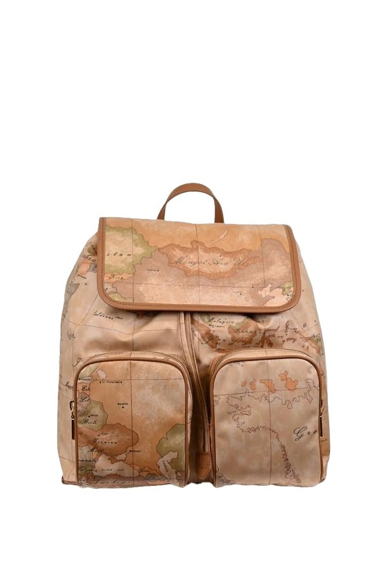 Zaino in pelle marrone chiaro con stampa della mappa del mondo, due tasche frontali con zip e manico superiore. Texture leggermente stropicciata.