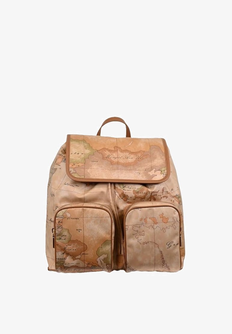 Zaino in pelle marrone chiaro con stampa della mappa del mondo, due tasche frontali con zip e manico superiore. Texture leggermente stropicciata.
