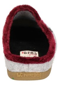 Chausson en laine gris avec une doublure en polaire bordeaux, texture douce et semelle en caoutchouc. Présente un logo embossé sur le dessous.