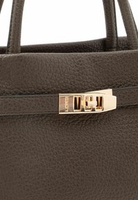 Borsa a mano in pelle scura con fibbia e tracolla color oro. Presenta una finitura liscia e una forma strutturata, che enfatizza un design moderno.