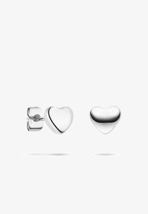Boucles d'oreilles en forme de cœur argenté avec une finition lisse et polie et un fermoir à clou sécurisé. Elles présentent un design symétrique et une surface réfléchissante.
