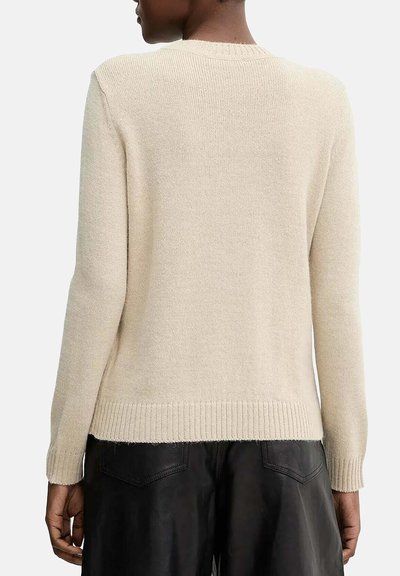 Maglione beige a maglia con polsini e orlo a coste, caratterizzato da una vestibilità comoda e una texture semplice. La vista posteriore mette in mostra un design minimalista.