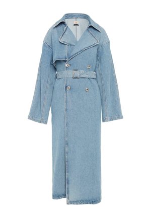 Trench-coat en denim bleu clair, avec un devant croisé, de grands revers, une taille ceinturée et de longues manches larges.
