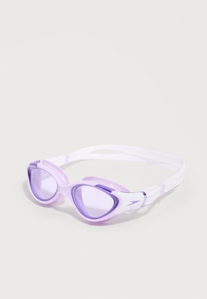 Lila-weiße Schwimmbrille mit getönten Gläsern und verstellbaren weißen Bändern, dargestellt vor einem einfarbigen hellen Hintergrund.