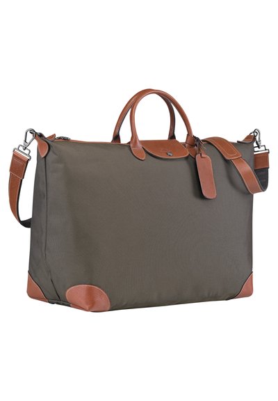 Dunkelgrüne textile Reisetasche mit braunen Lederelementen, zwei Obergriffen, verstellbarem Schultergurt und einem angebrachten Gepäckanhänger.