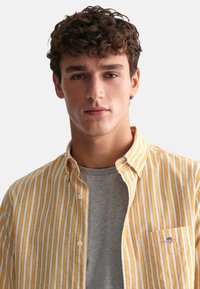 GANT REGULAR FIT DE A RAYAS - Skjorter - medal yellow