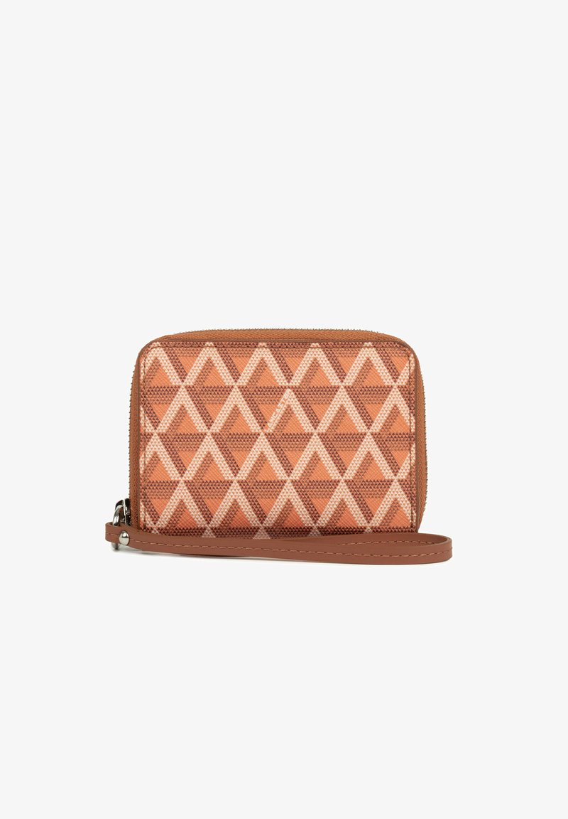 Portefeuille zippé orange avec un motif géométrique de triangles, doté d'une bordure en cuir marron et d'une bandoulière amovible pour un transport facile.