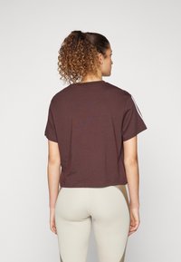 adidas Sportswear ESSENTIALS 3 STRIPES SINGLE CROPPED - Print T-shirt - shadow brown
