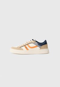Low-Top-Sneaker in Beige, Weiß, Orange, Grau und Marineblau mit Wildleder-Akzenten, Schnürsenkeln vorne, weißer Sohle und "BOSS"-Logo an der Seite.