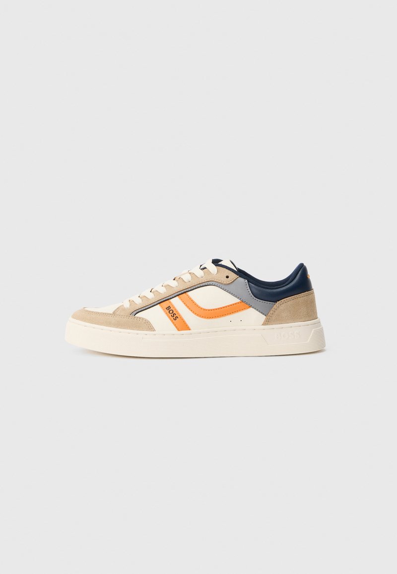 Low-Top-Sneaker in Beige, Weiß, Orange, Grau und Marineblau mit Wildleder-Akzenten, Schnürsenkeln vorne, weißer Sohle und "BOSS"-Logo an der Seite.