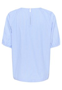Blusa azzurro chiaro con righe bianche verticali, maniche corte con dettagli arricciati e chiusura a bottoni sul retro. Tessuto morbido e leggero.