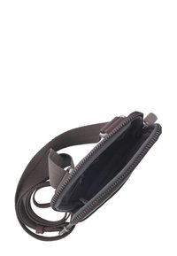 Brązowa torba na ramię z zamkiem błyskawicznym, z gładkim wnętrzem i regulowanym paskiem. Zewnętrzna strona ma teksturowane wykończenie.