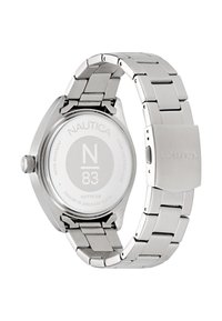 RVS horloge met een ronde kast, zilveren armband en een witte wijzerplaat met "N83" in het midden. Nautica branding op de sluiting.
